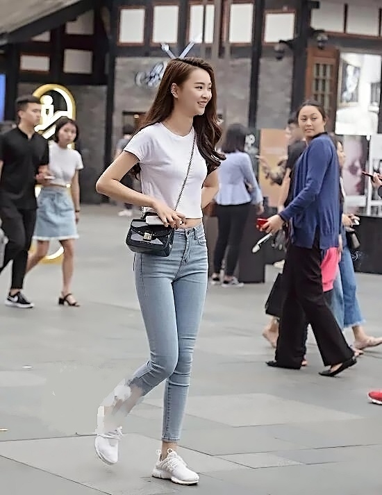 穿牛仔裤的小姐姐腰有多细,好身材牛仔裤小姐姐
