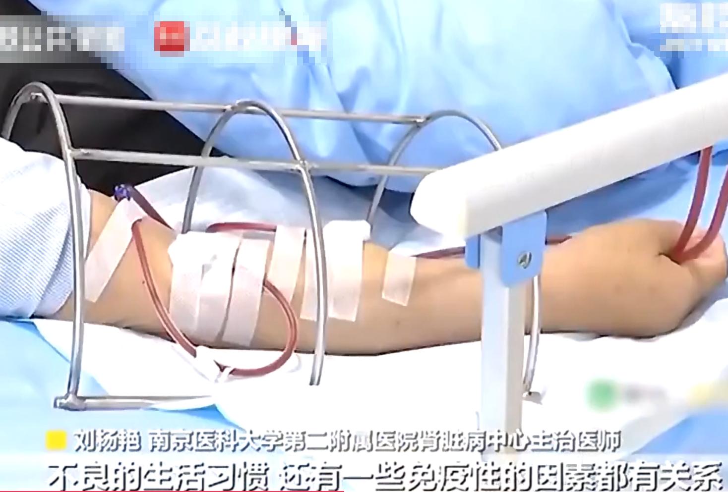 男子长期清晨直播患肾衰,20岁男子熬夜玩手机导致肾衰