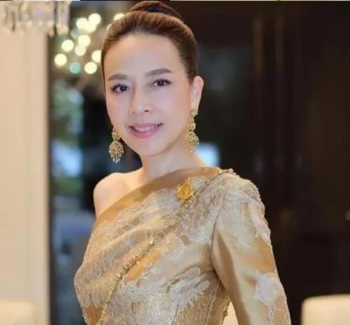 泰国女首富伍伦盼足球,泰国女足总经理伍伦盼写真