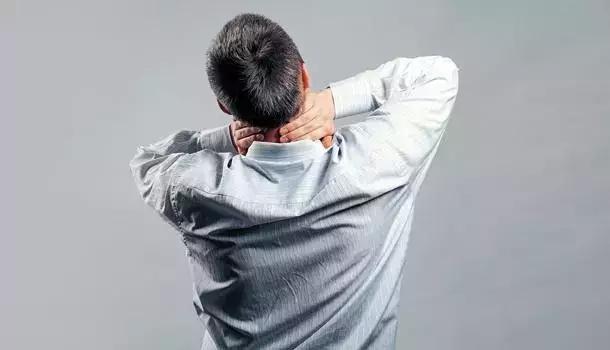 睡落枕脖子扭了,睡落枕可以扭脖子吗