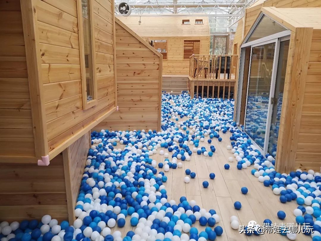 住别墅、滚草坪、躺在床上看电影，密云轻奢营地的花样玩法