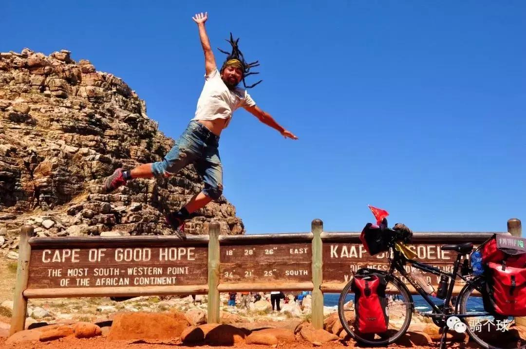 他7年骑行44个国家多次死里逃生,他7年环游中国18万公里绕赤道4圈