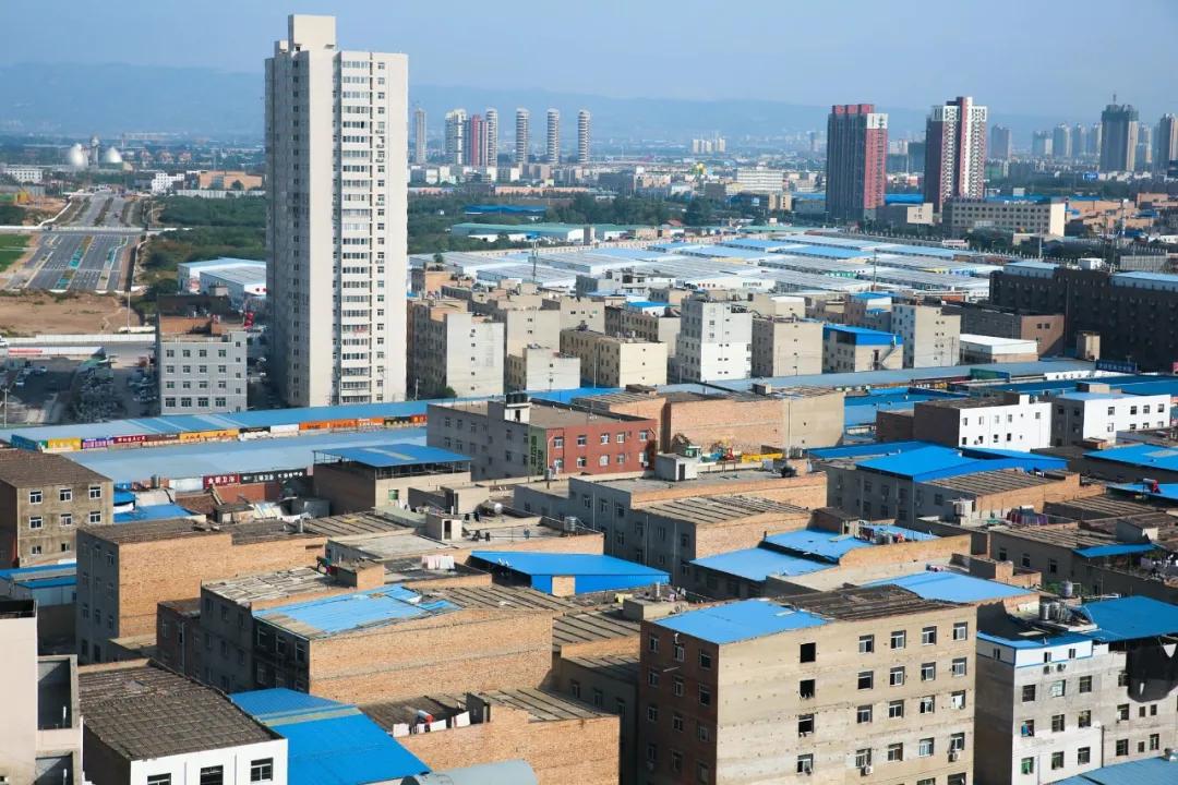 向对面出租屋射了一箭：80后妈妈王莹在城中村的实验艺术