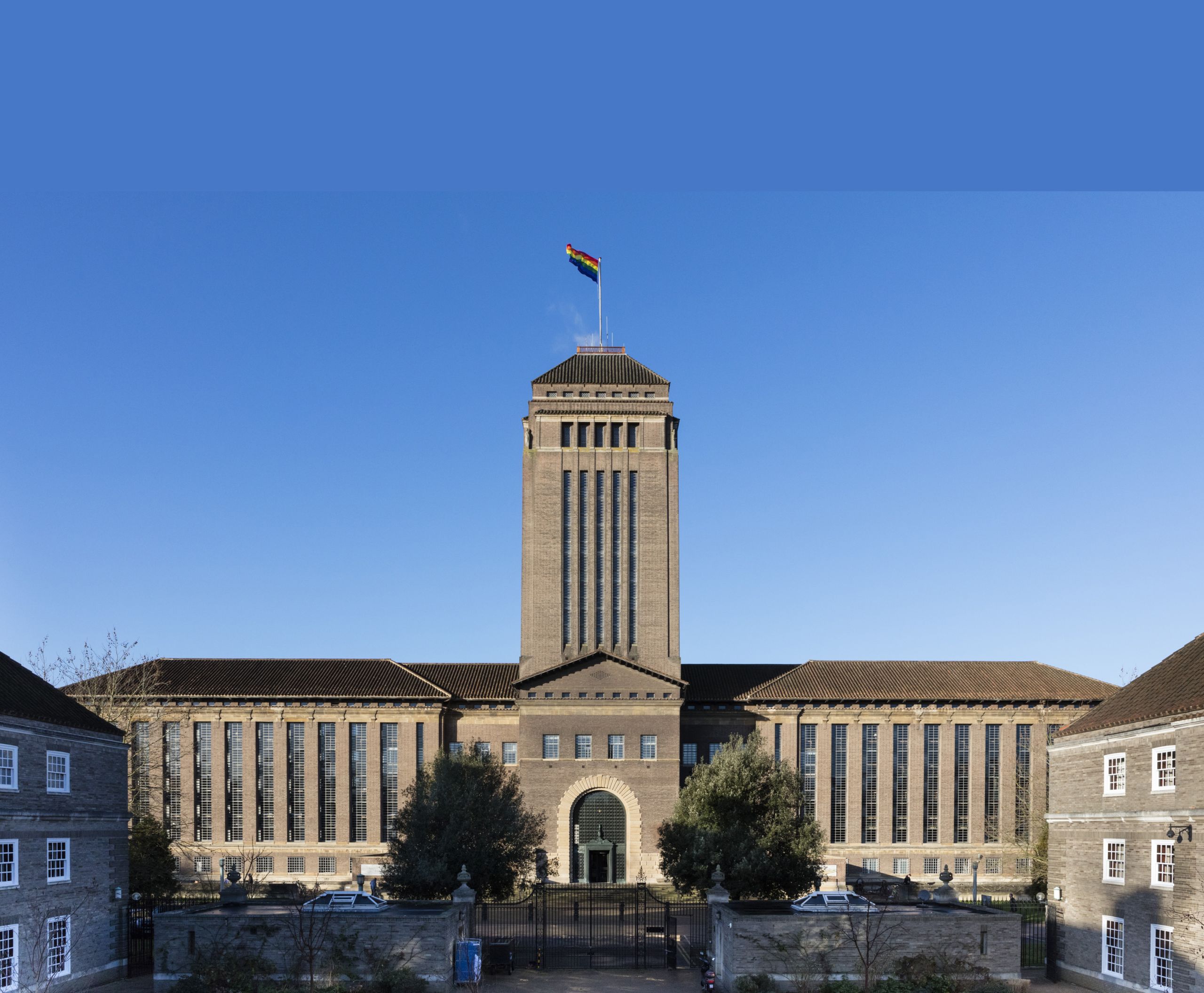 英国图书馆整理古籍，在500年前的手稿中发现饼干，夹在书中50年