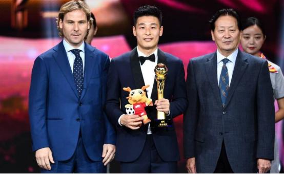 幸运的武磊：靠“干爷爷”赞助终成球王，护妻宠儿幸福不输姚明