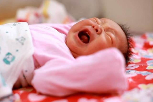 刚出生第三天宝宝哭闹好像吃不饱,刚出生7天的宝宝一直不睡觉