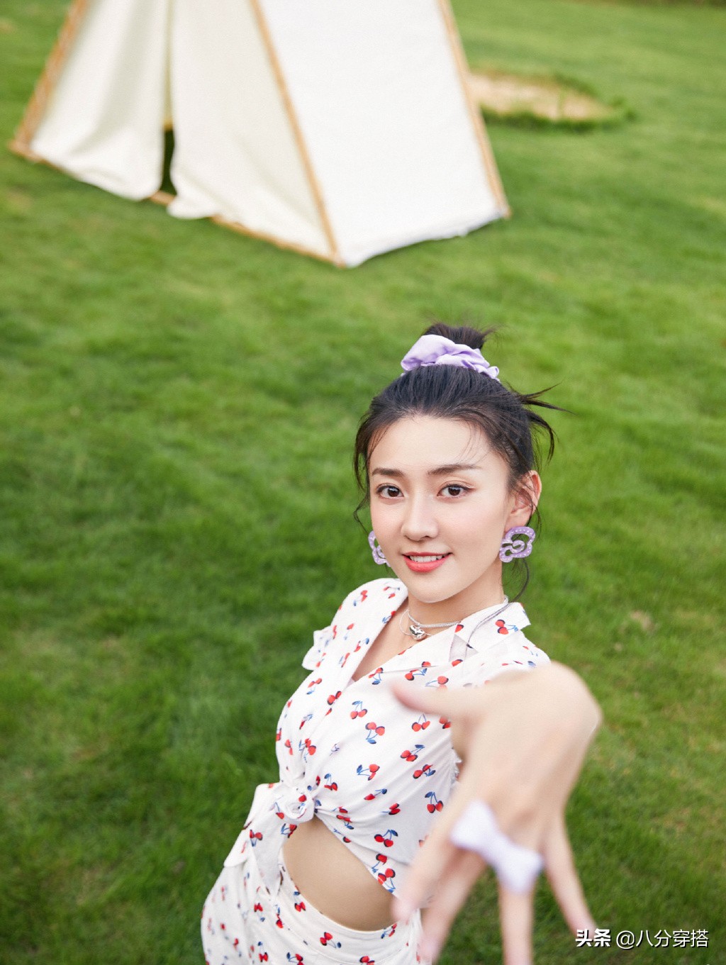 梁洁的穿衣风格,梁洁蓝色吊带裙