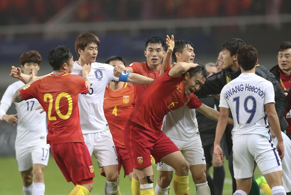 菜就没有发言权？国足祝球迷快乐遭全员嘲讽，无奈关闭评论