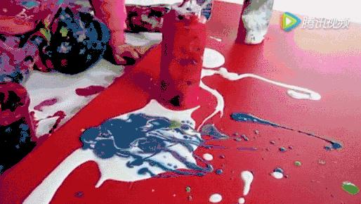 父母“纵容”的熊孩子成为了2岁的女版“毕加索”，作品卖出百万