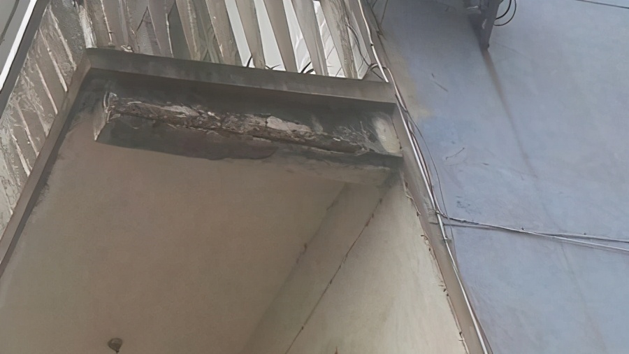 二楼阳台开裂了如何补救,农村建房阳台飘出1.5米违法吗