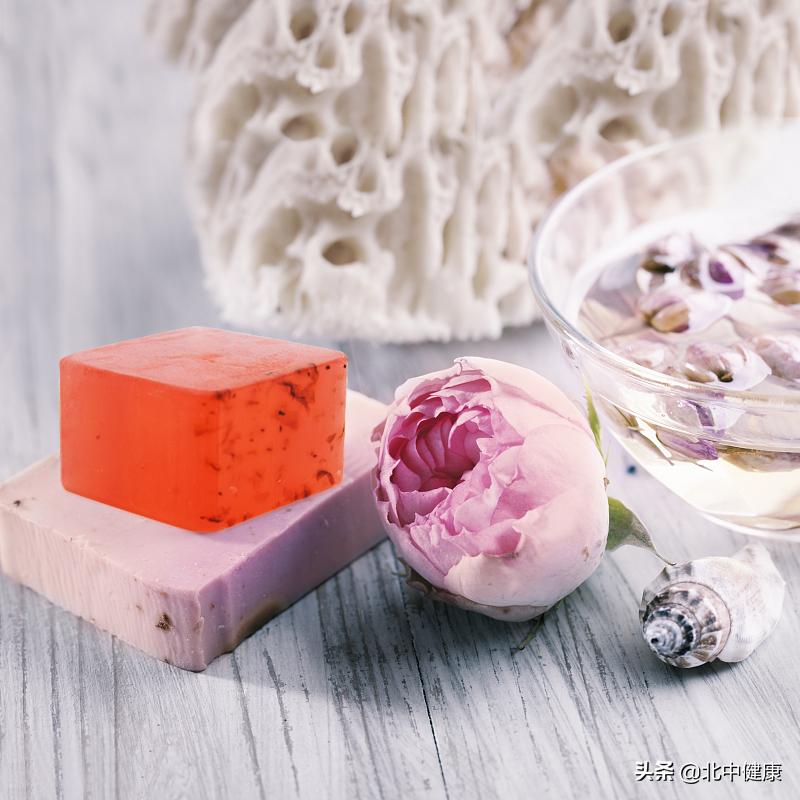 脸上长痘是不是说明还年轻,长青春痘了说明你不年轻了