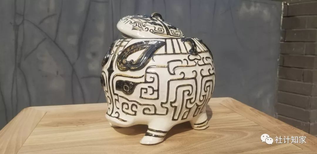 商周时期青铜鹰头卣,高仿商代青铜虎食人卣