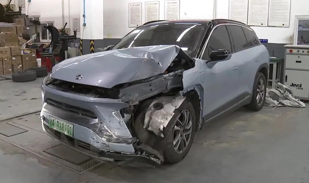 蔚来汽车车库撞墙,蔚来刹车失灵高速上撞多辆车