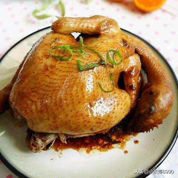 老婆把整只鸡放进了电饭煲不加一滴水吃饭时我连骨头都没放过