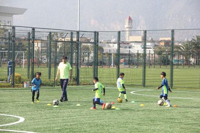 与梦想同行微队课,昆明青少年足球冬令营