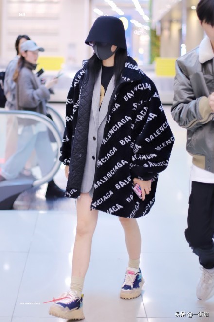 杨超越私服穿裙,韩国人看杨超越水手服少女感爆棚