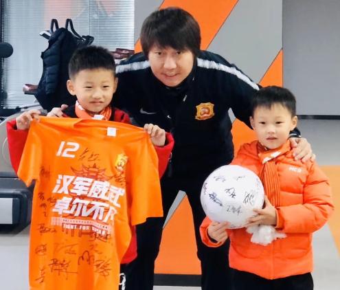 李铁满意国足二队大名单！拿千万年薪用老款手机，二手价仅360元