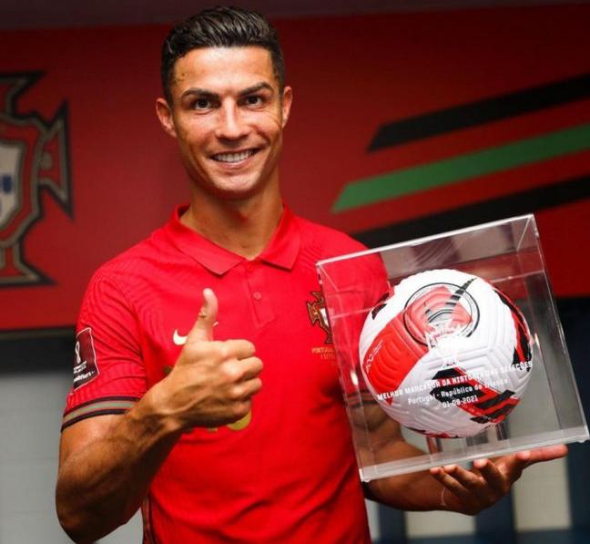 2016年欧洲杯葡萄牙夺冠：C罗决赛伤退，没料到又火了5年