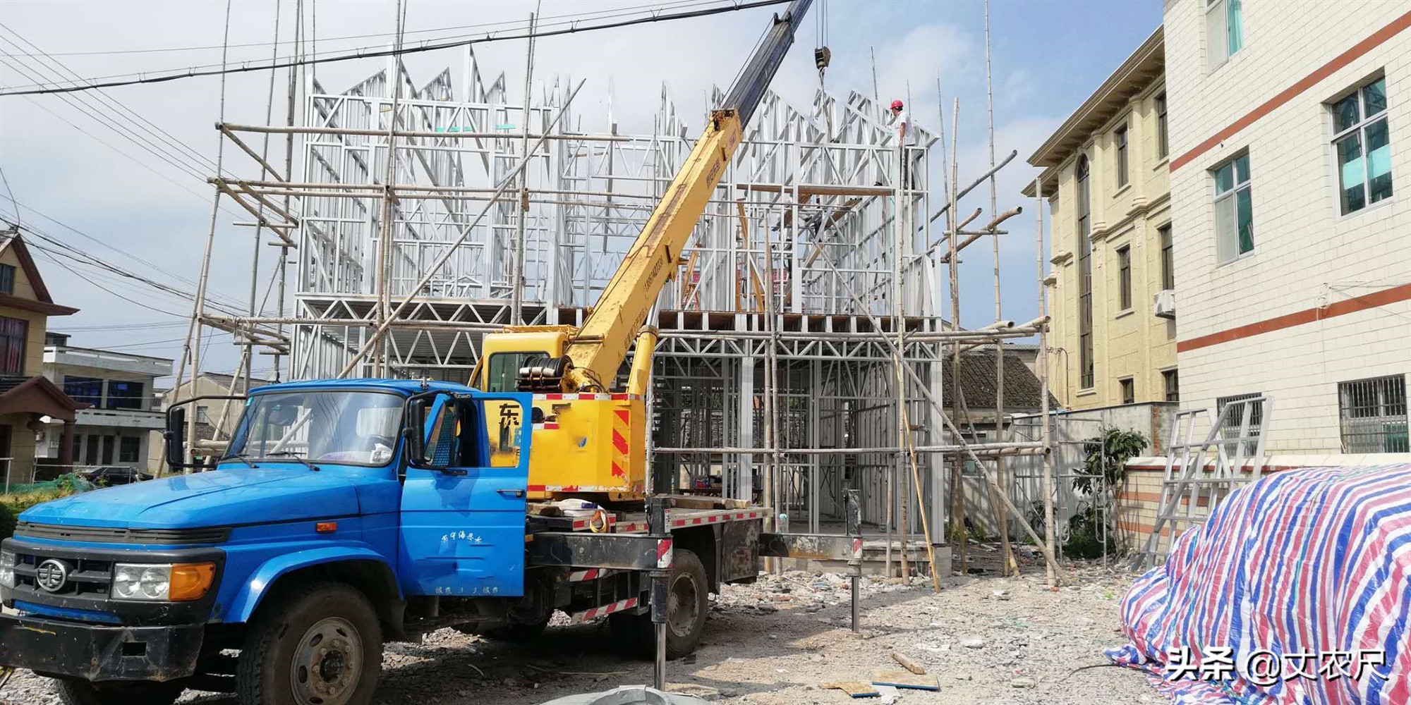 盖砖混房好还是盖轻钢别墅好了,在农村盖轻钢别墅