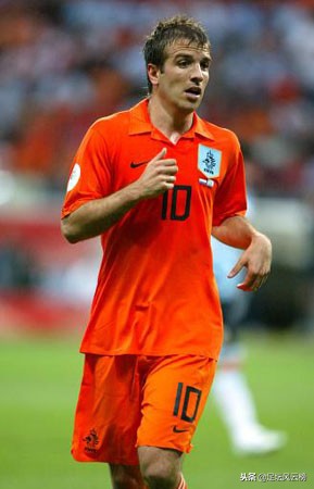 他曾用一记蝎子摆尾式进球震惊世界足坛，今35岁选择正式退役！