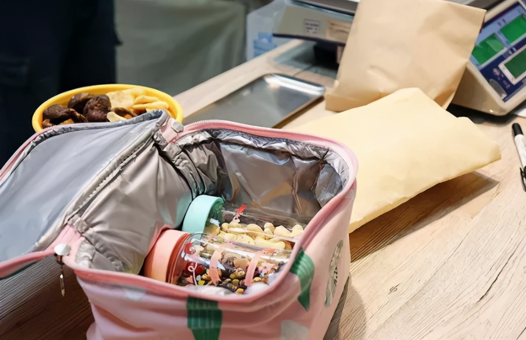 “裸卖”商店：食物都没有包装，想买东西要自己带上容器