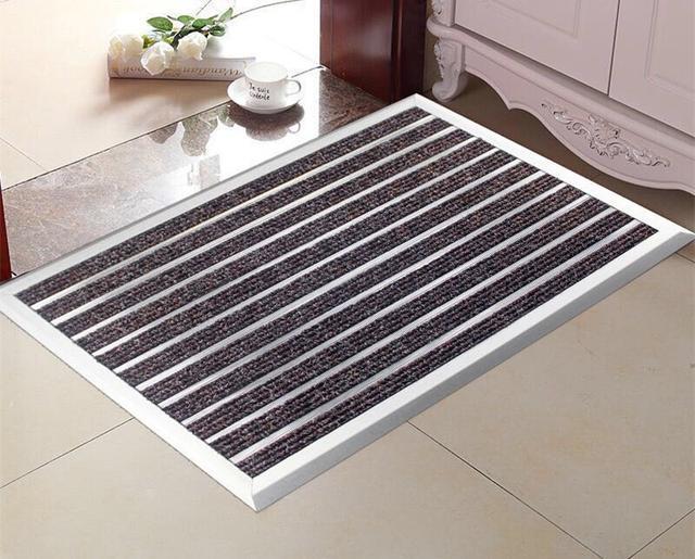 地上铺什么地垫看着舒服,头一次见用铝合金做地垫