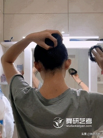 速度收藏，不会盘头？舞蹈生4种不同的盘头方法，快快学起来