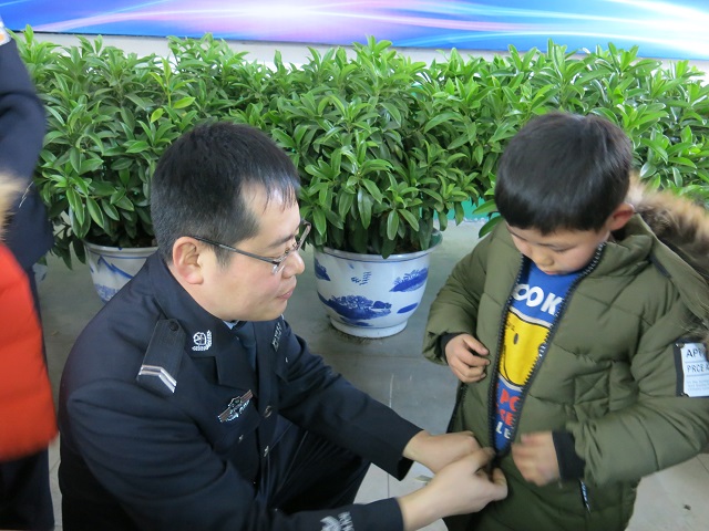 情暖童心点亮未来爱心公益活动,情暖校园爱心传递关爱儿童