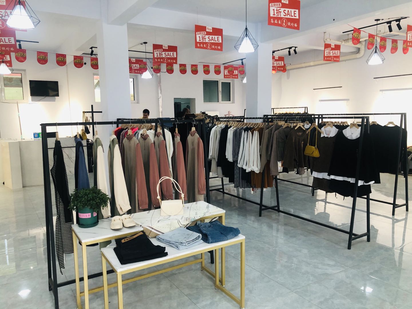 服装实体店进货渠道都有哪些 (服装进货渠道及批发商)