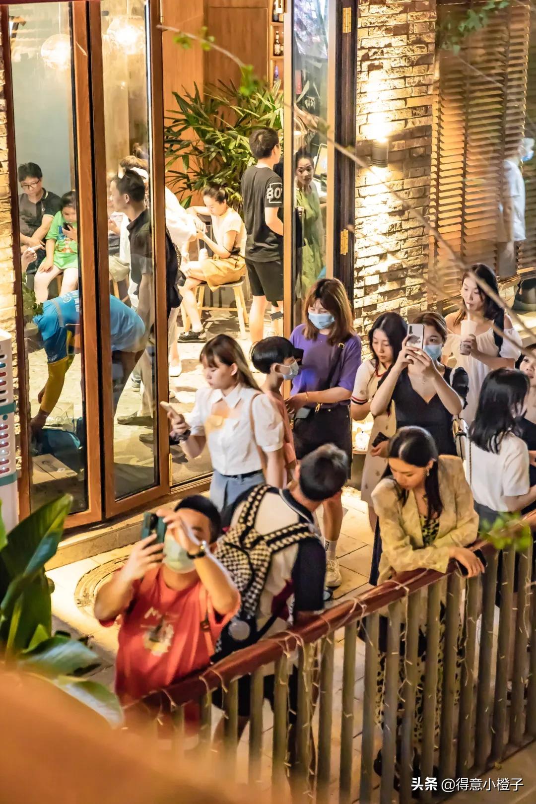 楼顶喝酒看日出,楼顶喝酒夜景视频实拍