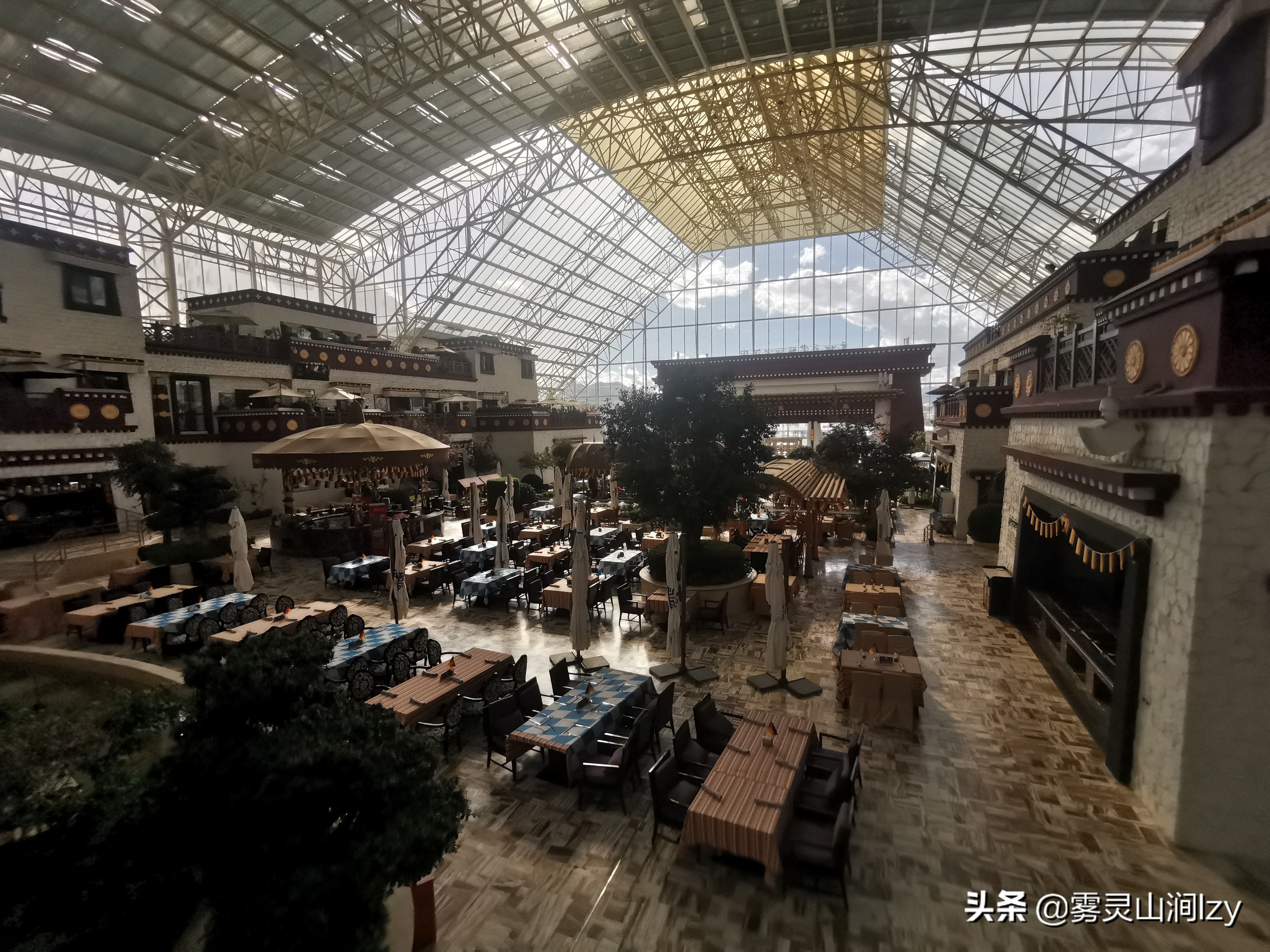 蓝天白云下的雪域高原布达拉宫,蓝天之下日光之城简介