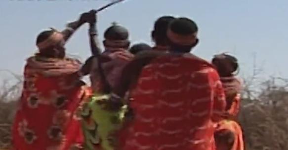 非洲女人拒绝割礼，自己用牛粪盖房建立女人村，拒绝男人进入