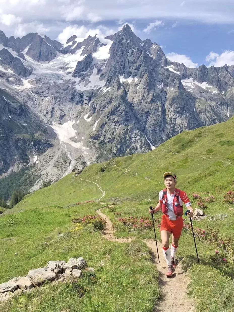 人物|踢着足球跑完首马！他说：做荒唐事才是正经事