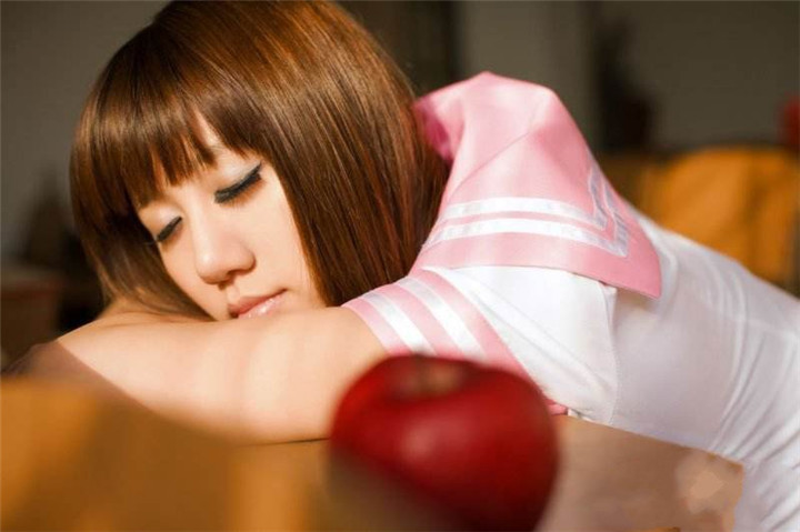 女孩第一次来月经妈妈怎么开导,12岁女孩第一次来月经会出现什么