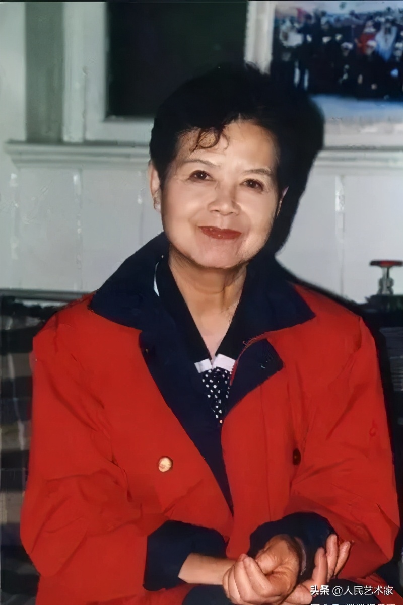 她是中国第一位电视播音员，师从开国大典播音员，发掘赵忠祥，指导敬一丹，是白岩松心中让央视变柔软的存在