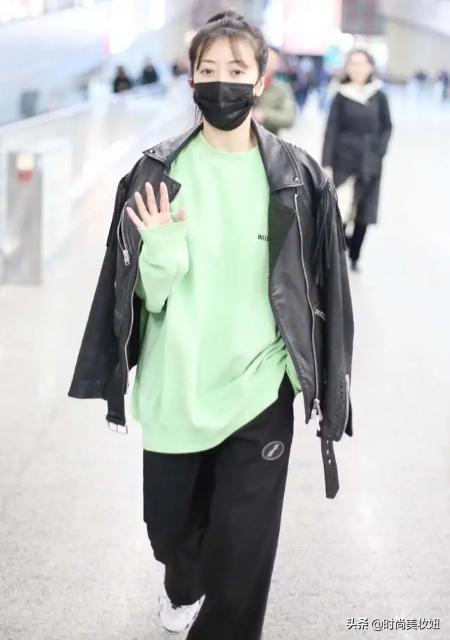 陈紫函穿黑色无袖汗衫出席活动照 (陈紫函穿金色套装红毯争艳)