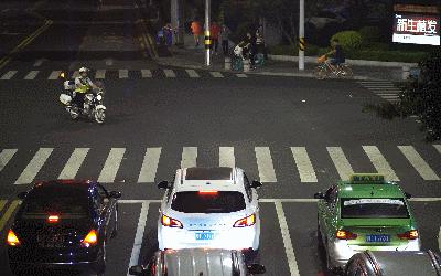 奇葩醉酒男把拱北闹市路口当床，铺上被子呼呼大睡！过往司机心惊胆战！