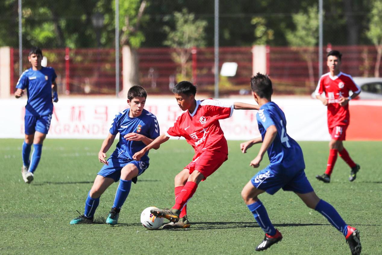 许家印对足球队员讲话,许家印报效祖国