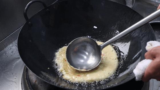 剩米饭只会做蛋炒饭？这道糯米鸡蛋饼，过程同样简单，美味又营养