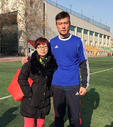 她曾是中国第一足球记者，与米卢关系密切，今再贴米卢合影少人看