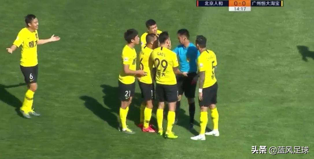 中超裁判最新名场面,中超裁判15分钟后再现争议判罚