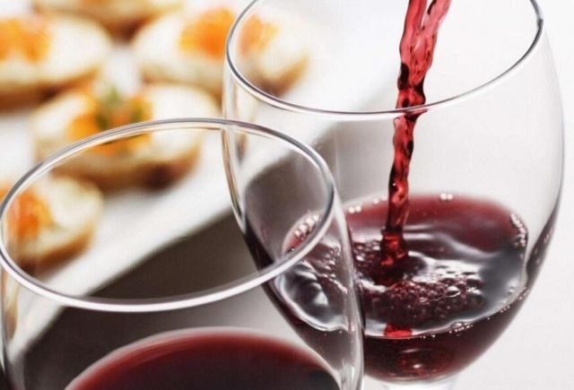 红酒怎样辨别真假酒瓶,红酒怎么辨别真假和纯粮食酒