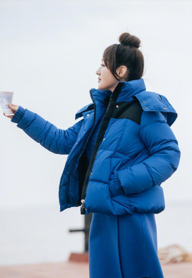 杨钰莹穿羽绒服的照片,杨钰莹穿搭夏天气质套装