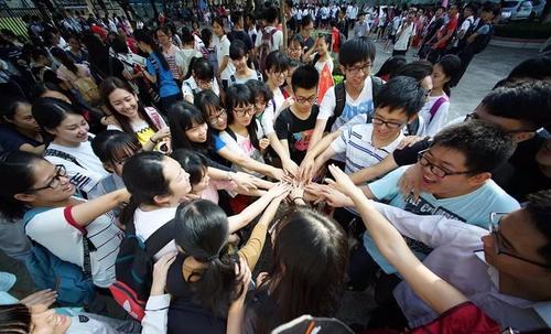 判刑入狱后还能退休领养老金吗,公务员刑满释放后该怎样领养老金