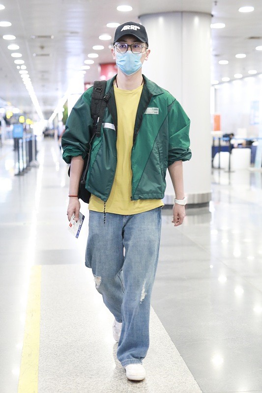 “指导员梅生”穿西装真有型，黑色西装配T恤，休闲随性，超帅