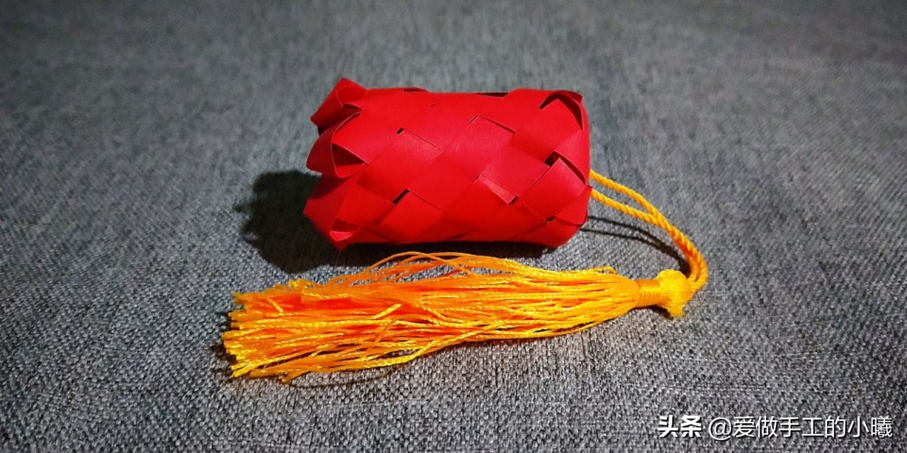 用纸条编织灯笼上面的穗子教程,用折星星的纸条做灯笼