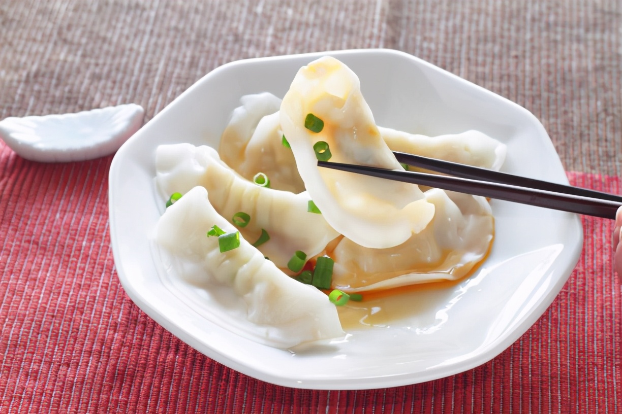 多余饺子皮最简单的做法,饺子皮烧麦怎么做不塌陷