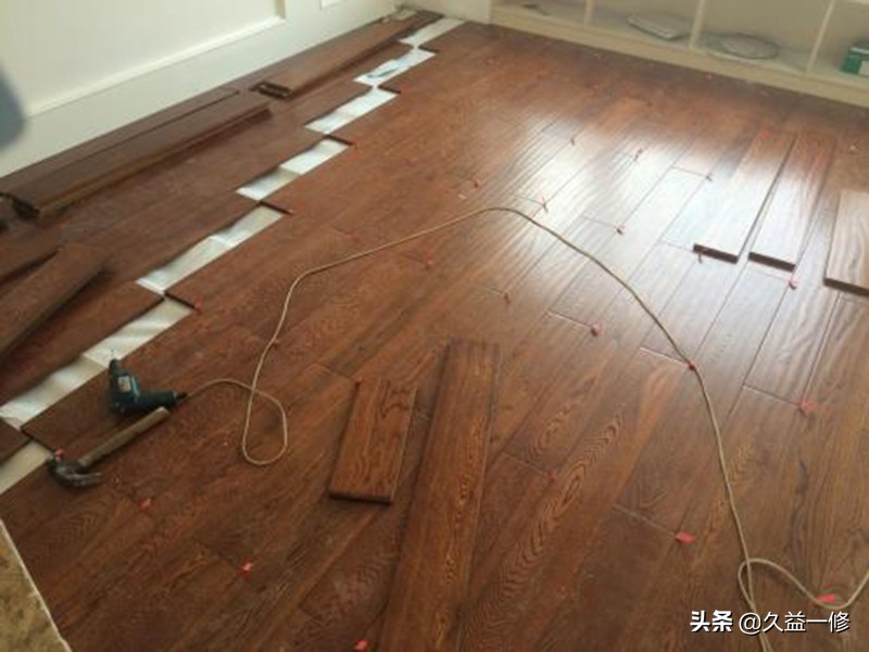 木地板整体翘起来了怎么修复,木地板翘起来了怎么修复才好视频