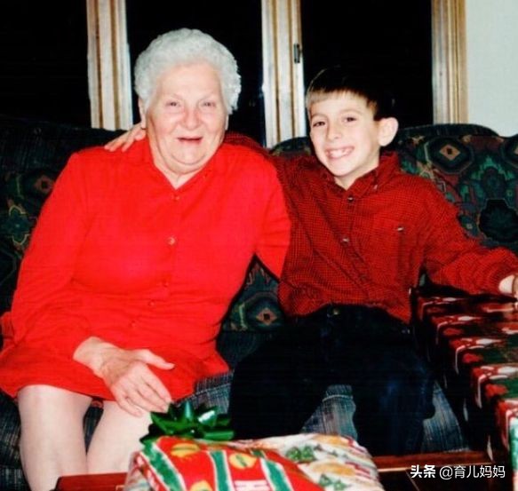 93岁奶奶恶搞27岁孙子一夜爆红！千万网友实力围观：奶奶太坑了！