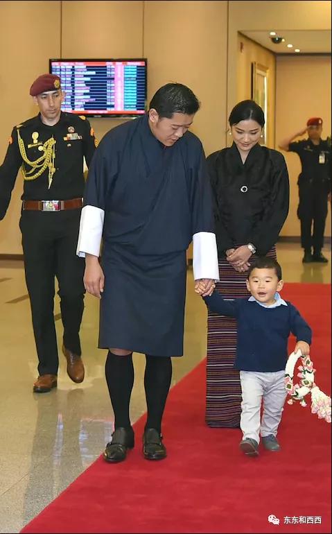 上头有四个婆婆，养娃朴实无华，这位世界最年轻王后是怎么过的？